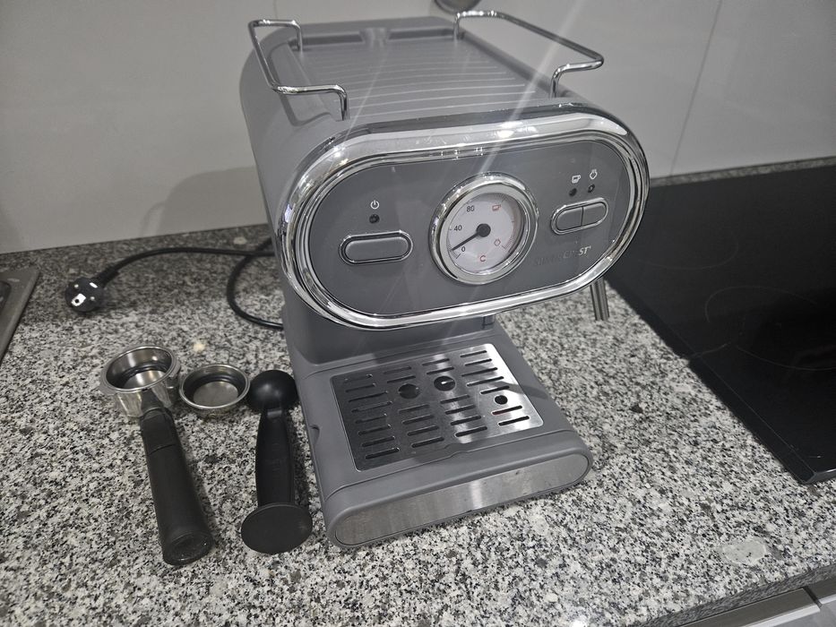 Máquina de café Silvercrest, pouquissimo uso, com os acessórios