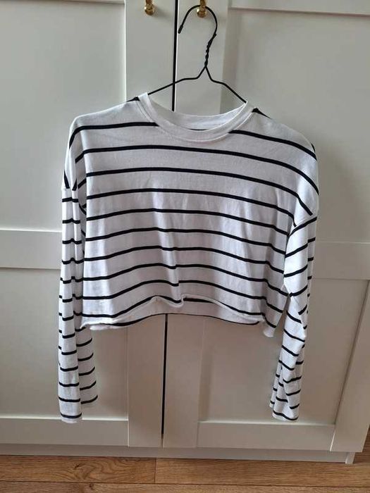 Krótka bluzka w czarno białe paski