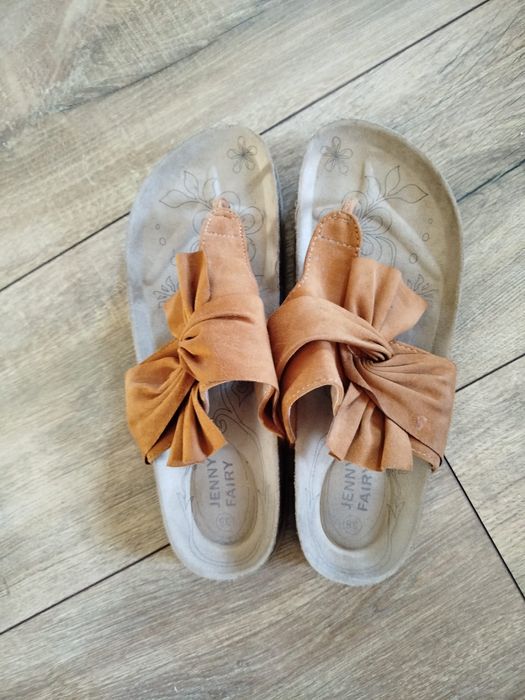 Zamszowe klapki japonki