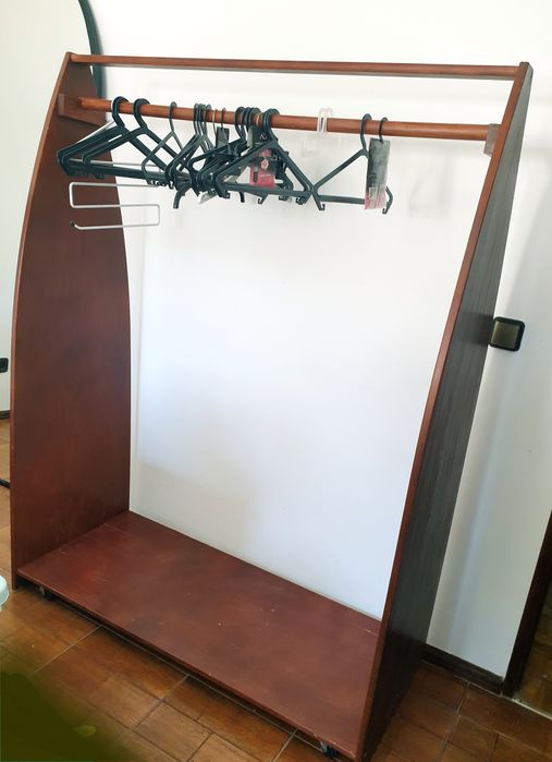 Estendal vintage para roupas / arara em madeira com rodas