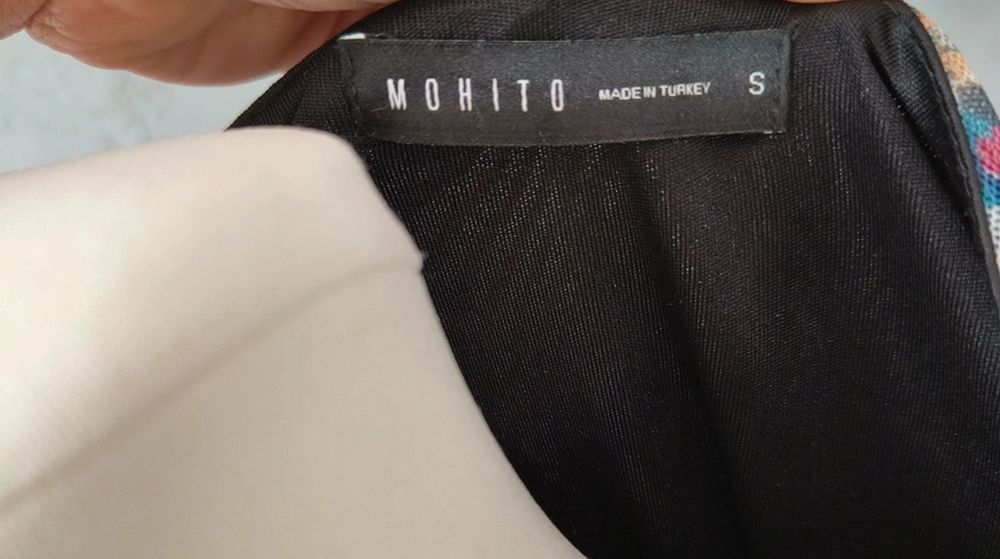Sukienka  w kwiaty z dekoltem w kształcie litery V Mohito S