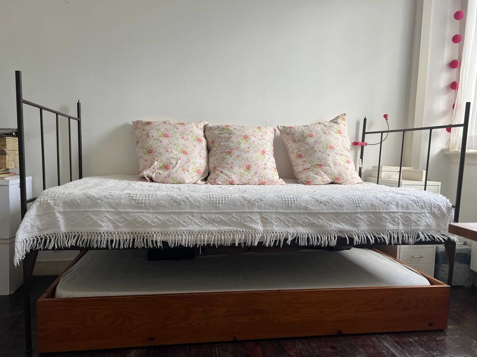 cama individual em ferro com dosel e estrado