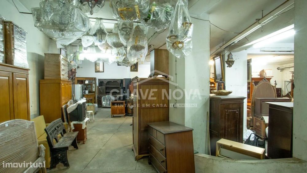 Garagem / Armazém Independente com 256m² na Avenida da República