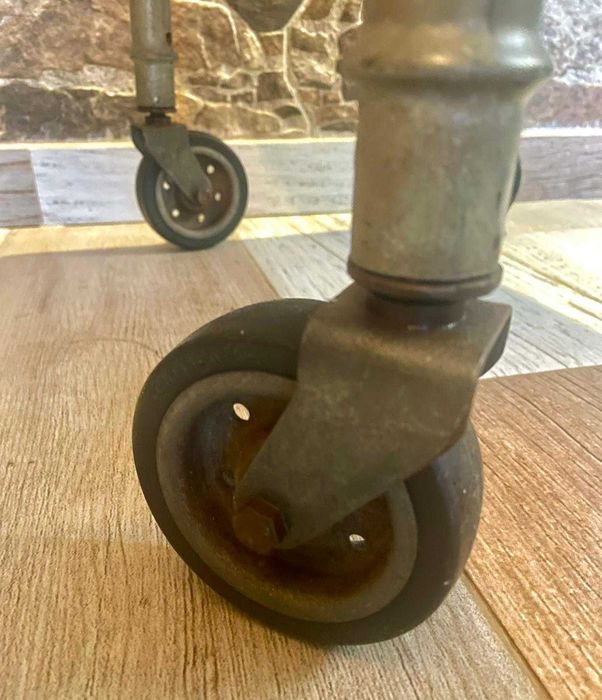 Mesa apoio retro-industrial com rodas metálicas