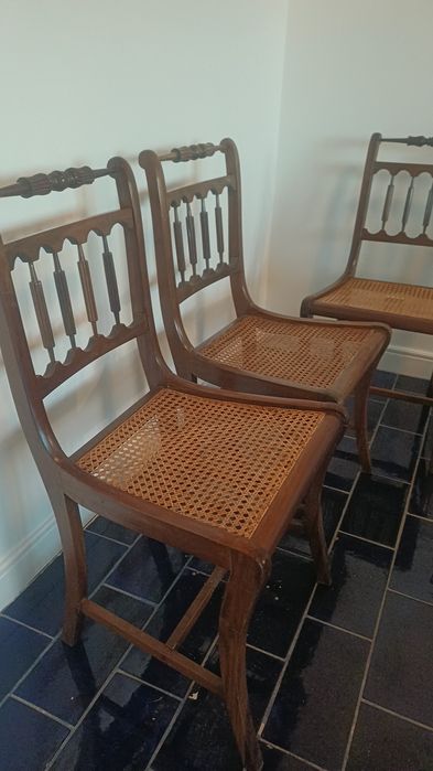 Conjunto de cinco cadeiras em palhinha