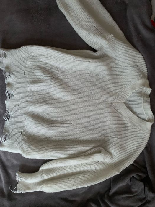 Жіночий молочний світер з дирками