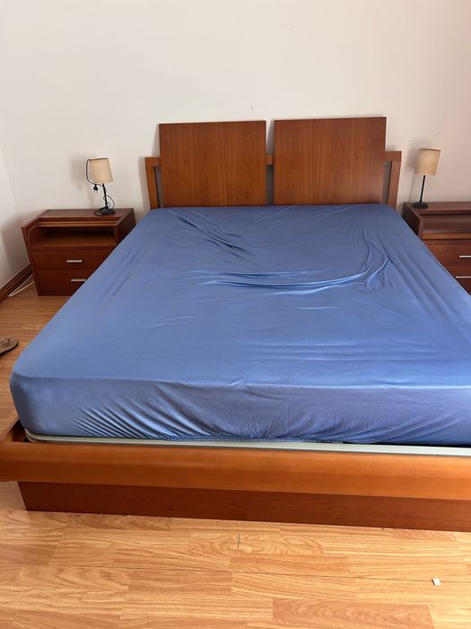 Cama em cerejeira com mesinhas de cabeceira