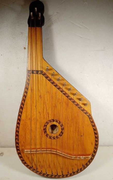 Украинский музыкальный инструмент Бандура в сувенирном исполненииn