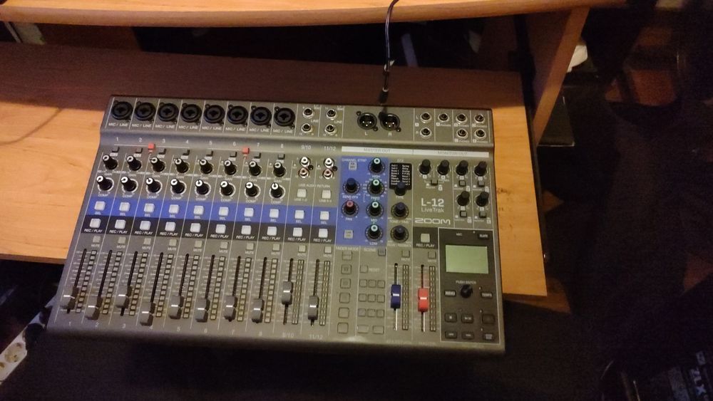 Vendo mesa digital e interface zoom L12