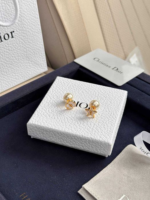 Stylowe kolczyki z perłami Dior