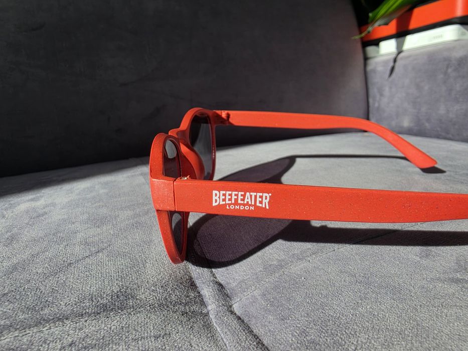 Beefeater London - Czerwone okulary przeciwsłoneczne + materiałowe etui (nowe)