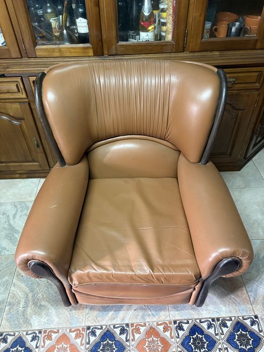 Sofa em couro 2 de 1 lugar e 1 de  3 lugares