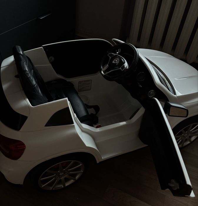 Дитячий електромобіль