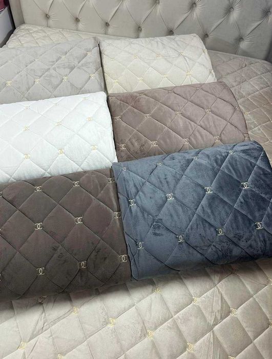 Велюрове бархатне покривало Lui Viton, Chanel,    "Н".