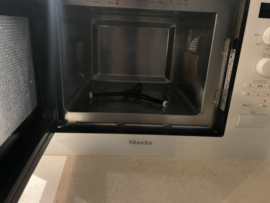 Мікрохвильова піч Miele M 8160-2