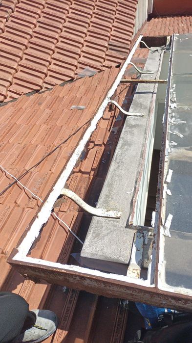 Serviços em telhados, calhas Reparação claraboia / Prumada.