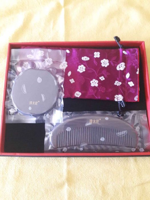 Conjunto pente, espelho e saco óculos