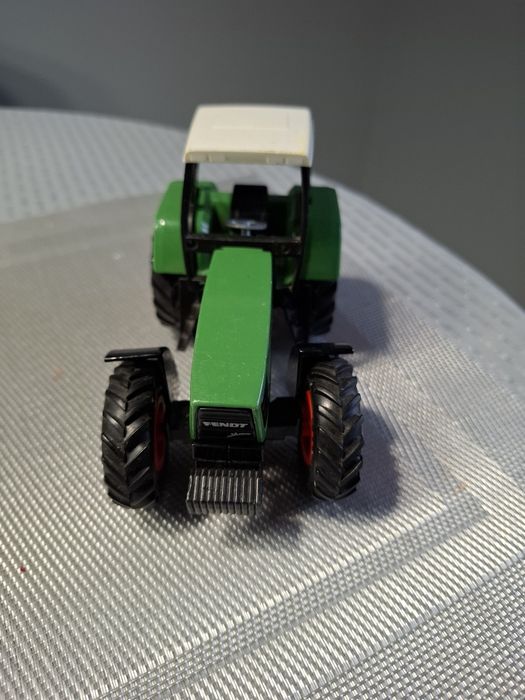 Siku traktor skala 1:24