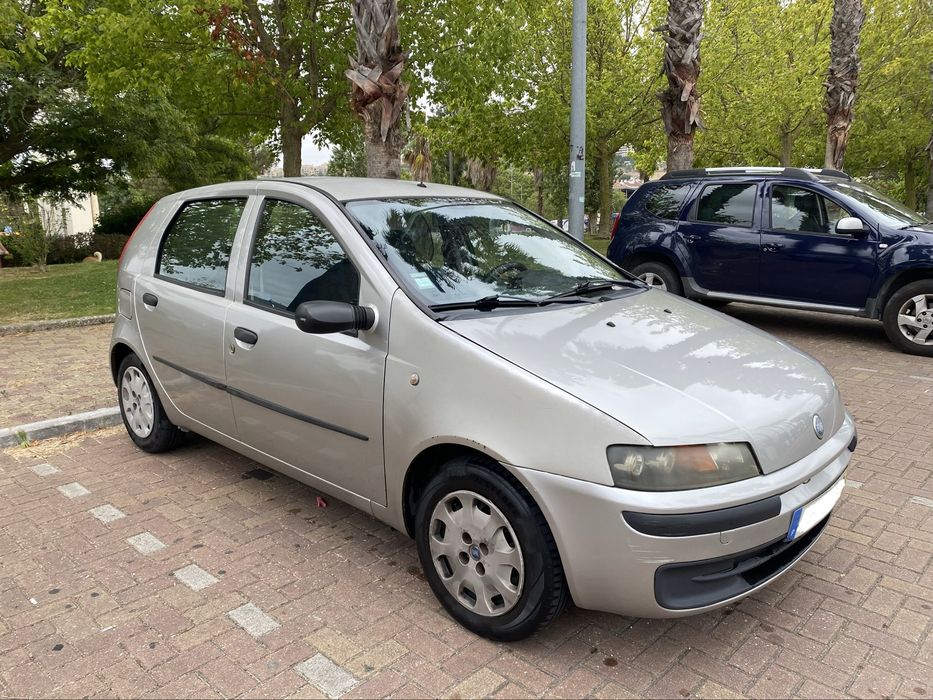 Fiat Punto 2003 a Gasolina por 1.100€ — Com 4 Pneus Bons e 2 Pneus suplentes