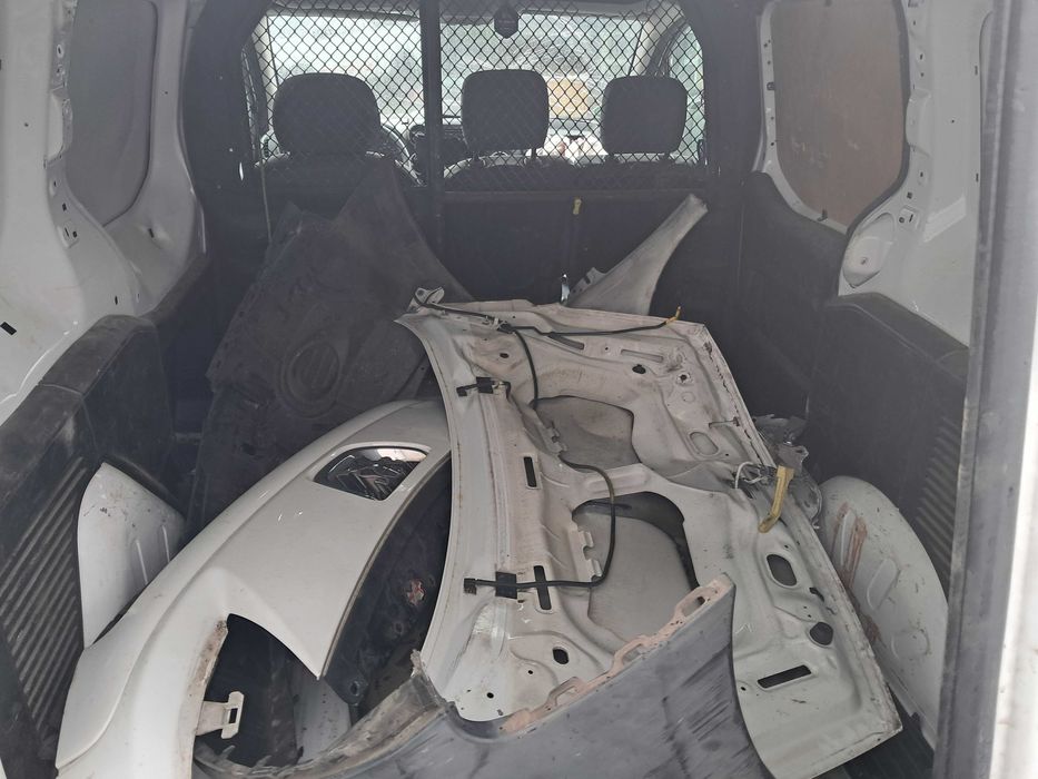 Peugeot Partner II Maxi na Części 1.6HDI 9HX 3 osobowy Zdrowe Drzwi