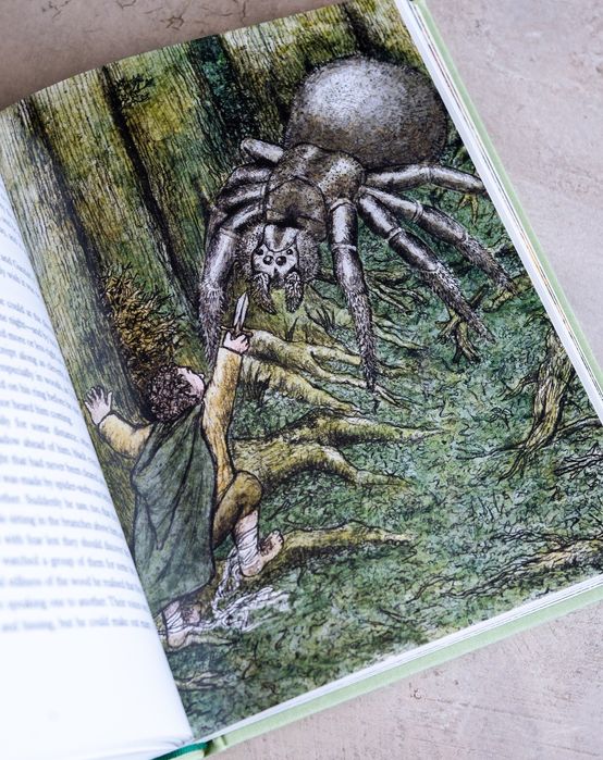 Книга The Hobbit:Illustrated Edition Володар перснів  lord of the ring