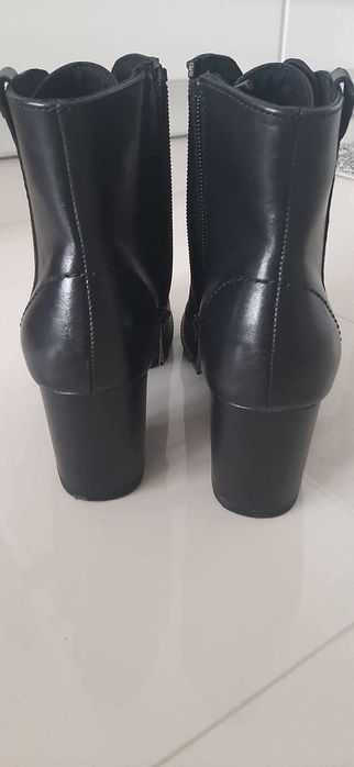 czarne skórzane botki Marco Tozzi