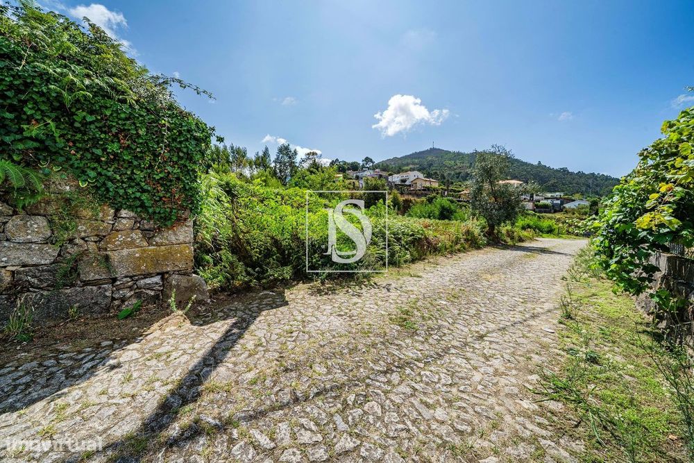 Terreno com 1381 m², junto ao Rio Minho, em Vila Nova de Cerveira