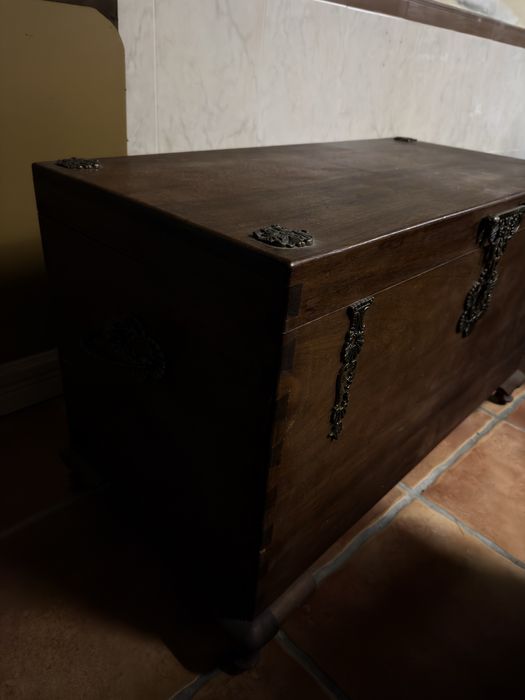 Arca Bau em Madeira Macissa para desocupar