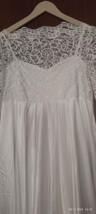 Біла сукня з атласу