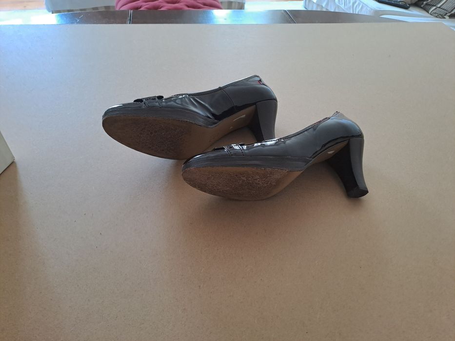 Sapatos verniz castanho escuro