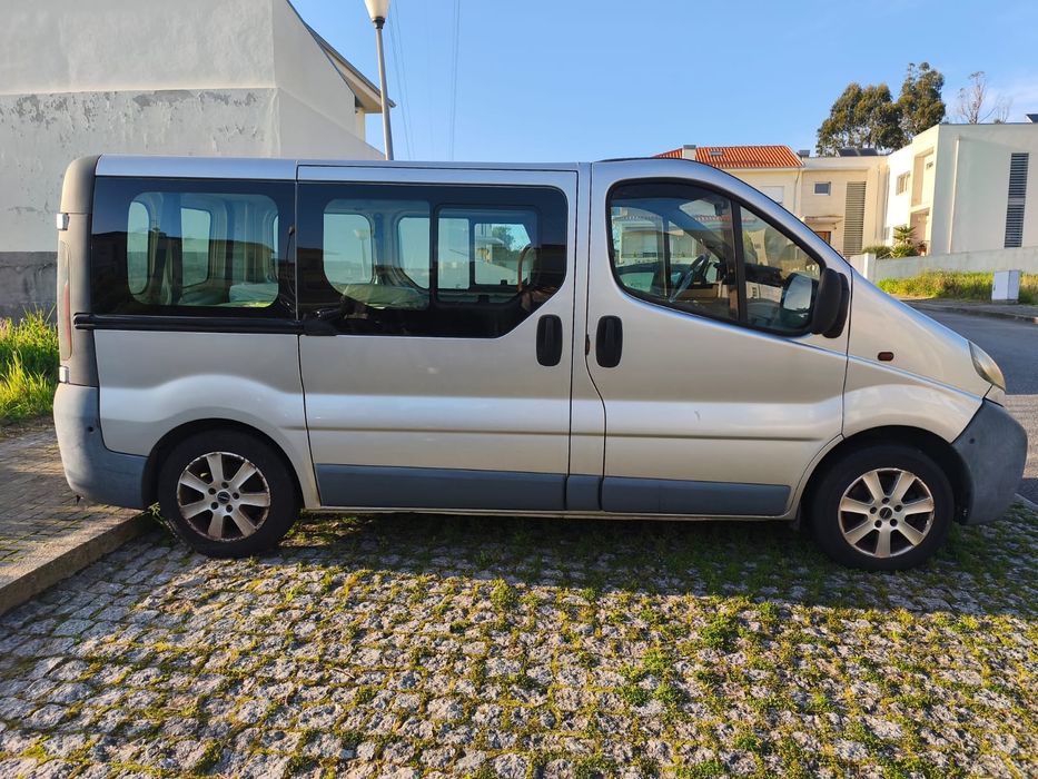 Opel Vivaro adaptada para deficientes com plataforma elevatória.