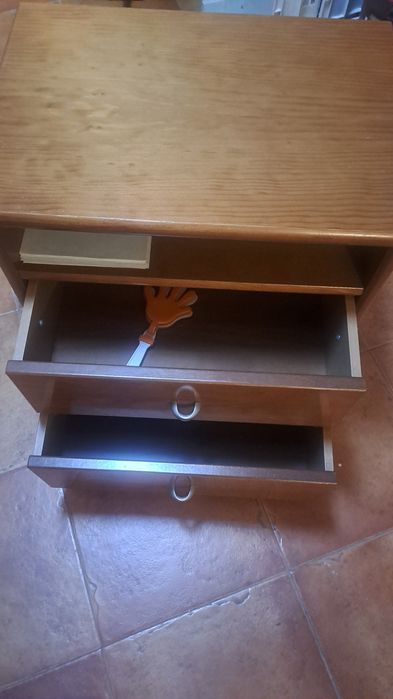 Mesa de cabeceira e escrivaninha