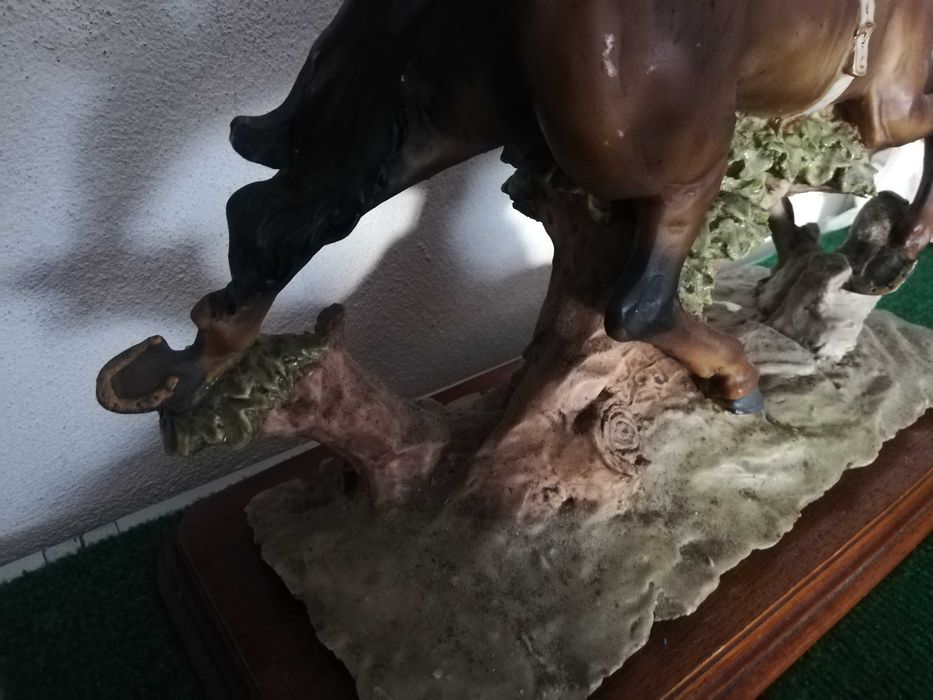 Estatueta com base de madeira