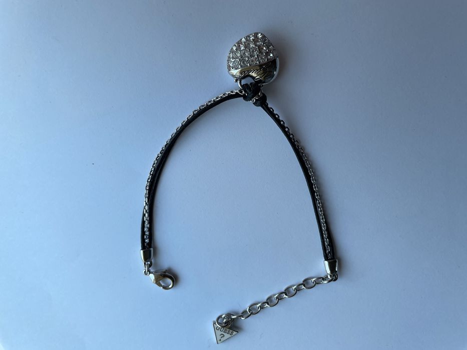 Pulseira Guess com coracao com brilhantes