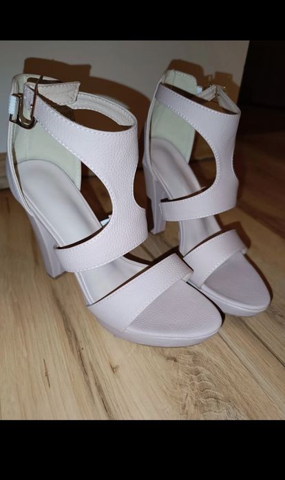 Sandałki na obcasie