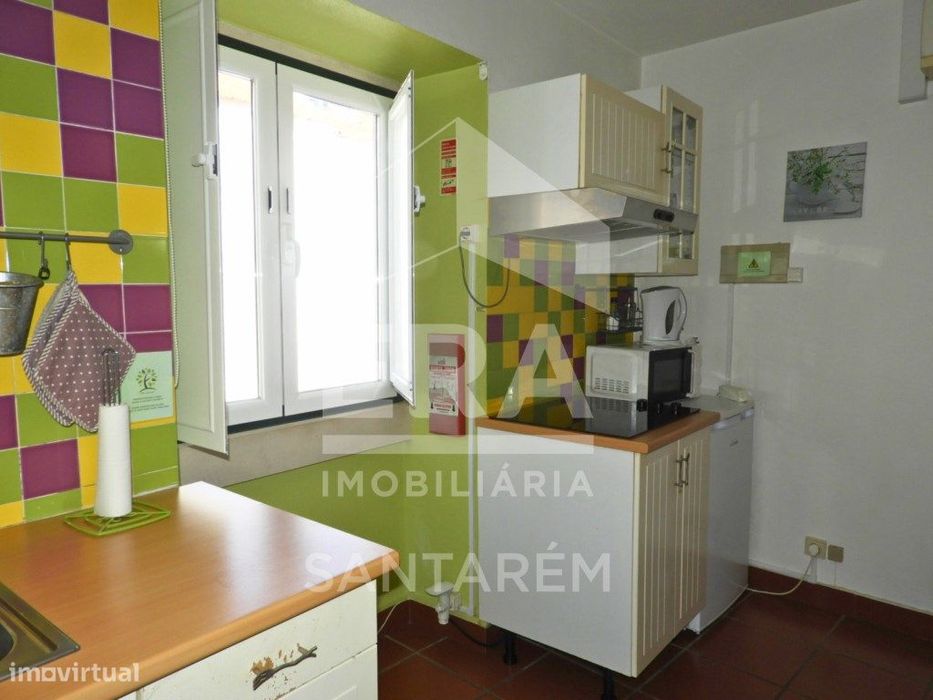Prédio com 2 Lojas + Apartamento T1