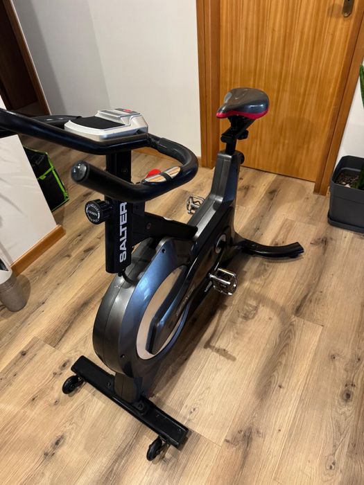 Bicicleta  semi nova com pedal adaptado