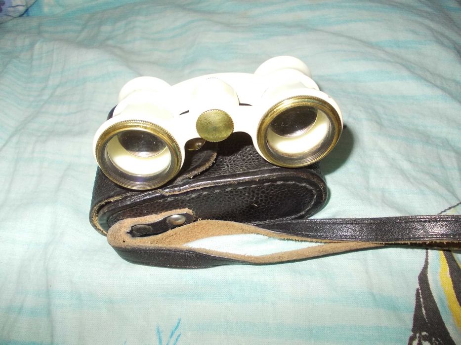 Бинокль театральный в хорошем состоянии,линзы без царапин.СССР.
