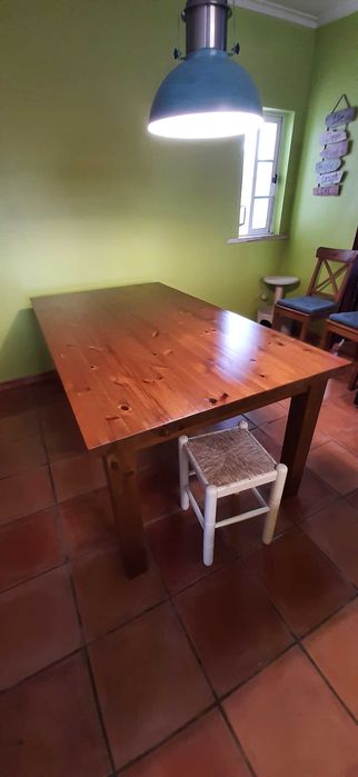 Mesa de refeição em madeira (cor cerejeira)