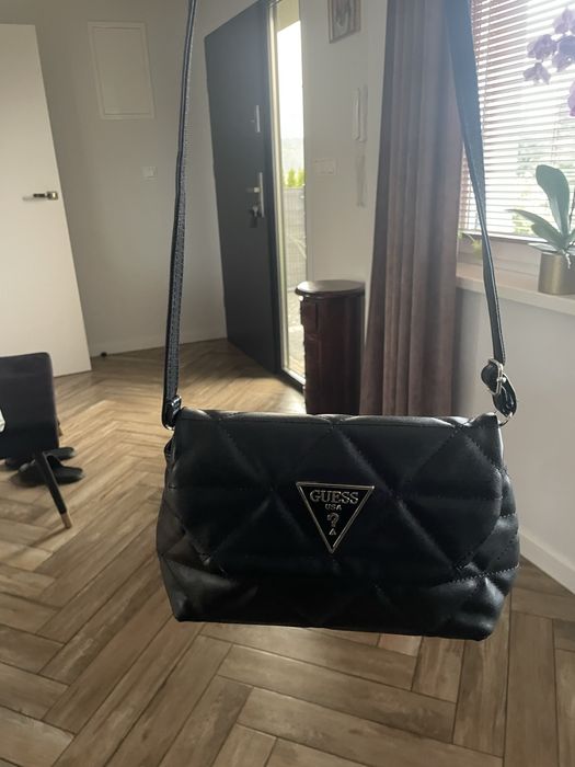 Torebka czarna Guess średnia
