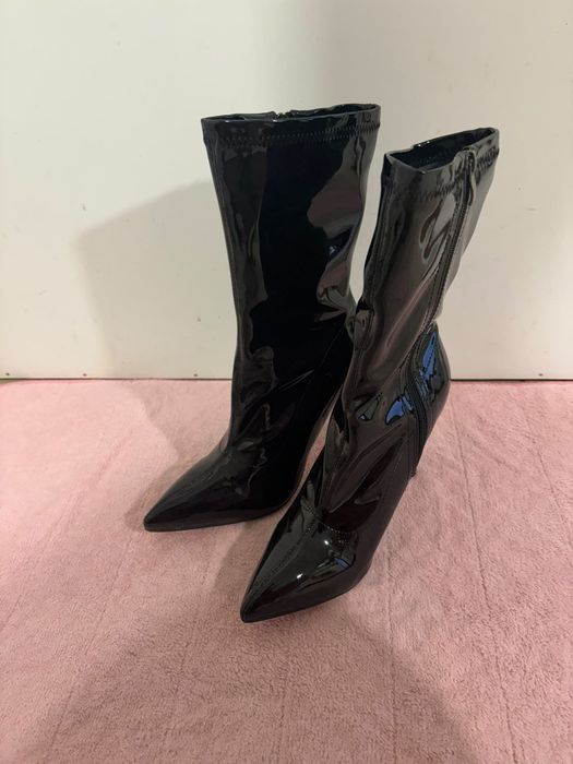 Bota cano curto brilhante bico fino e salto