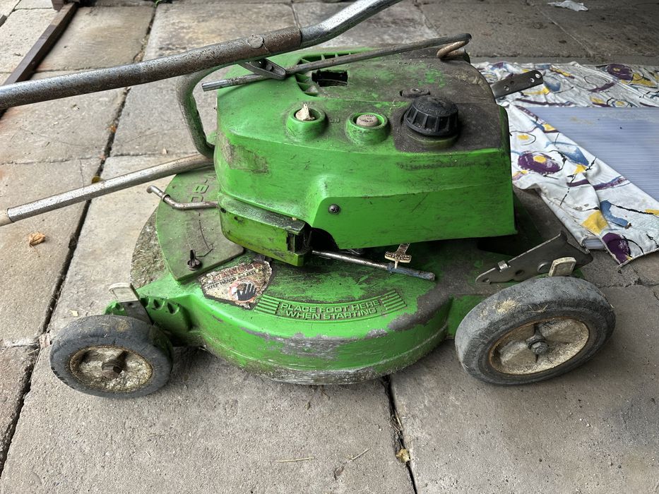 Zabytkowa juz kosiarka amerykanska Lawn Boy 5247