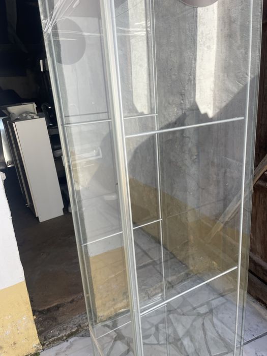 Vitrine com prateleiras