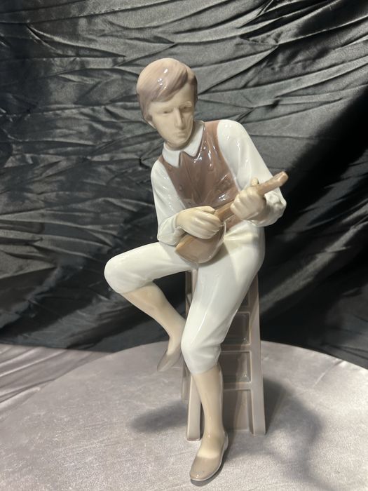 Porcelanowa figurka NAO Spain – mężczyzna grający na mandolinie