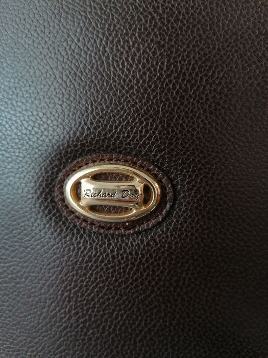 Mala de Senhora castanha e preta