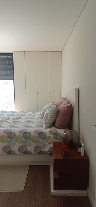 Cama de casal + mesas de cabeceira