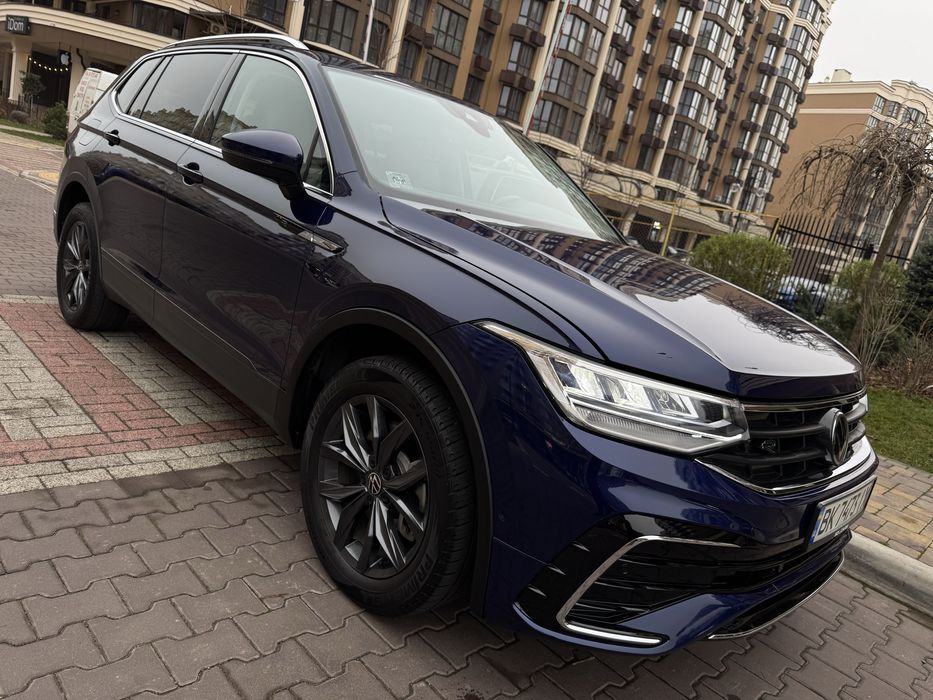 7місць. Гарний стан! Рестайлінг 2022року. Виробництво 04/2022року. Свіжопригнана, тільки стала на Український облік! Без пробігу по Україні. Якісно відновлена. Подушки безпеки замінено. Топовий колір: синій перламутр. 12 подушок безпеки. Дефорсований, надійний двигун 2.0 TSI 3-го покоління на 184к.с. у парі зі звичайним Автоматом AISIN AQ450 (09P по VAG) з гідро трансформатором на 8 передач! Дуже економне та динамічне авто, витрати пального 10літрів по Києву. Просторий салон та комфортна підвіска. Клімат заправлений! Робити взагалі нічого не потрібно: ходовка, мотор, коробка ідеальна. Працює кожна кнопка і кожна опція. Кузов без дефектів, ідеальний стан салону. Багажник 760 літрів! Нові преміальні зимові Шини TOYO 2024року! Зроблені LED помаранчеві повороти! Затонована вкруг якісною плівкою Lumar. Можливий обмін на Zeekr 001

-Електро привід кришка багажника
-Rline
-Активне утримання у полосі
-Бездротовий CarPlay та Android Auto
-Цифрова LED приборка
-Матричні LED фари 
-Адаптивний круїз
-Дистронік передній + Задній (авто самостійно зупиняється при перешкоді)
-Контроль мертвих зон
-8-ступенева АКПП AQ450 (09P по VAG) AISIN
-Шкіряний салон з перфорацією
-Безпровідна зарядка
-Ключ з Дистанційним авто запуском двигуна!
-Рейлинги на даху
-2-х зонний клімат контроль
-Штатна велика сенсорна мультимедійна система з безпровідним CarPlay та Android Auto, USB, Bluetooth, SD, CD
-Гучний зв'язок
-Безключовий доступ
-Голосове керуваня 
-Камера заднього огляду з активною розміткою смуг
-Підігріви передніх сидінь
-LED поворотники у дзеркалах
-Ходові вогні
-Голосове керування мультимедіа
-12 подушок безпеки
-Режим Sport
-Підсвітка в ногах
-Електро ручник
-Датчики тиску в Шинах
-Система Start/Stop, зупиняє двигун на світлофорах та пробках для економії пального
-Електро регулювання передніх сидінь
-Легкосплатні титанові диски R18 
-Шкіряний підлокітник та дверні карти
-Датчики світла
-Підігріви дзеркал
-2 Type-C розьєми та розетка 12В для передніх пасажирів + 2 Type-C і розетка 12вольт для задніх