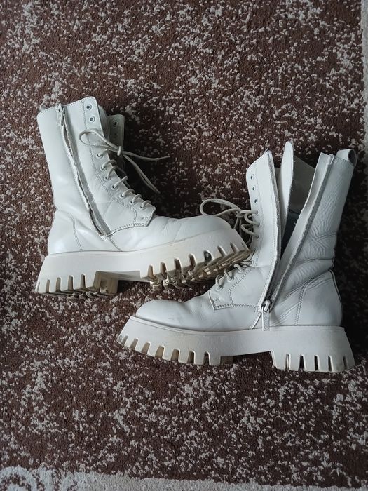 Жіночі ботінки білого кольору