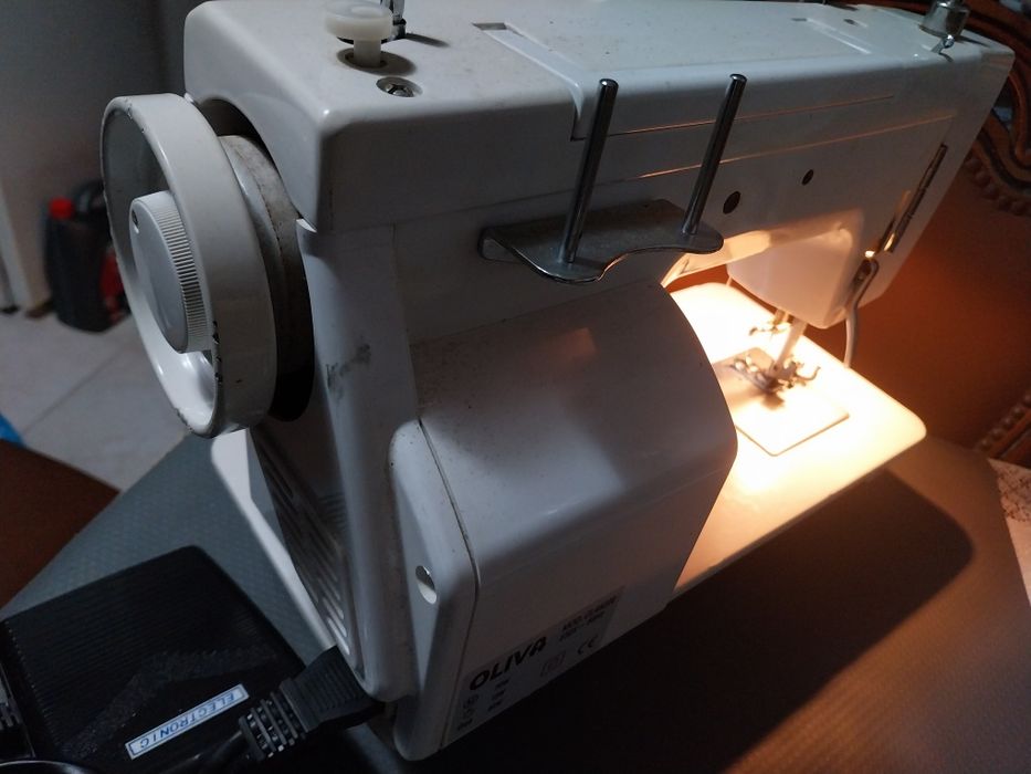 Maquina costura electrica oliva completa impecavel
