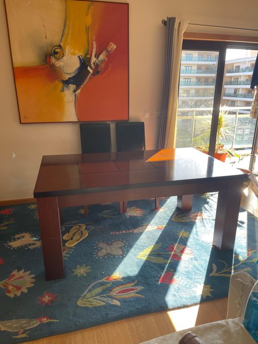 Mesa, aparador e seis cadeiras em pele genuina madeira maciça